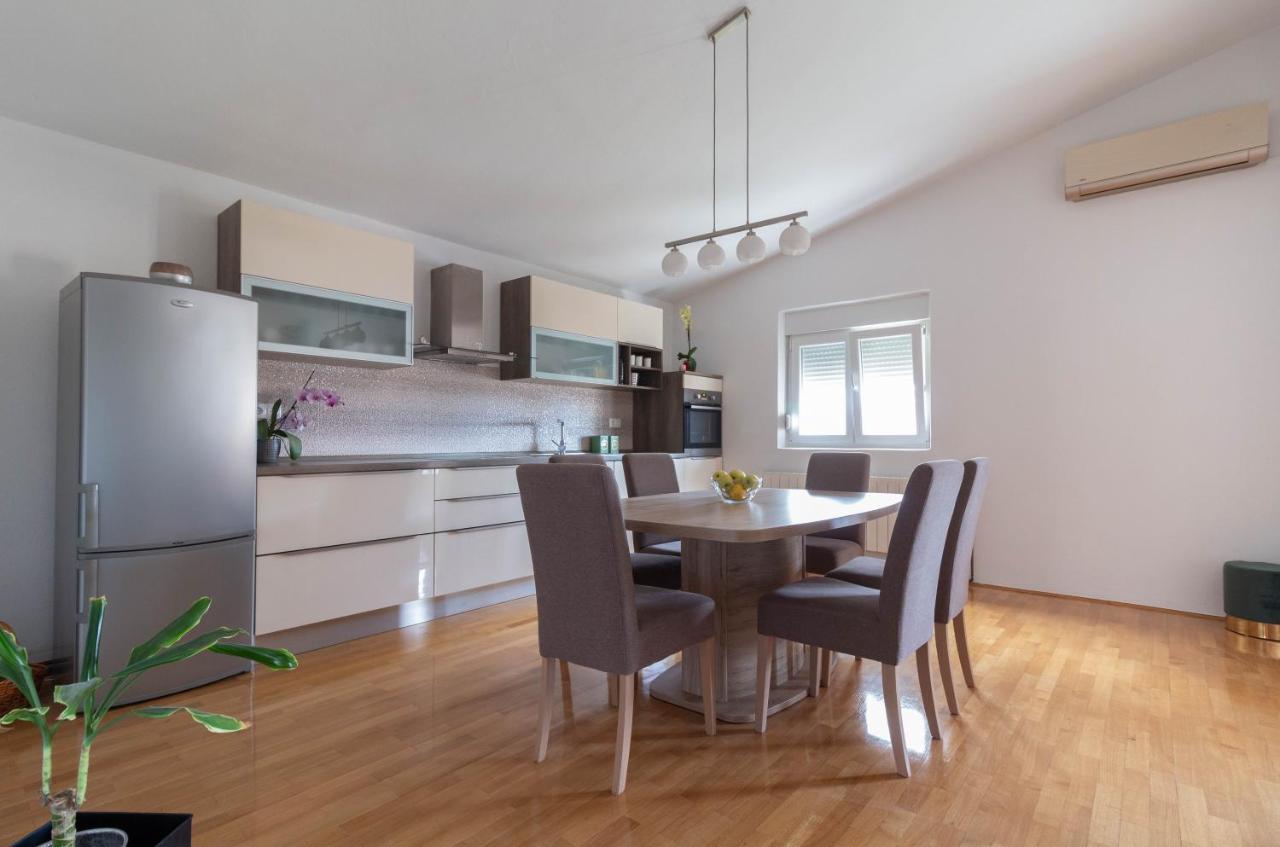 Modern Apartment Sara-Near The Beach Привлака Экстерьер фото