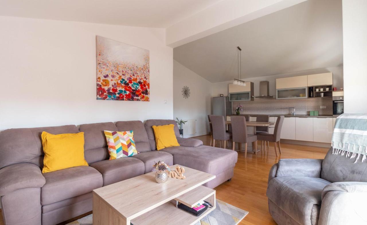 Modern Apartment Sara-Near The Beach Привлака Экстерьер фото