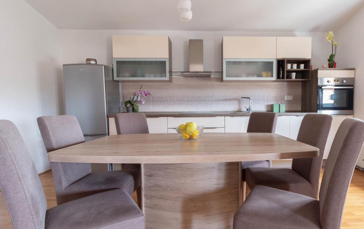 Modern Apartment Sara-Near The Beach Привлака Экстерьер фото